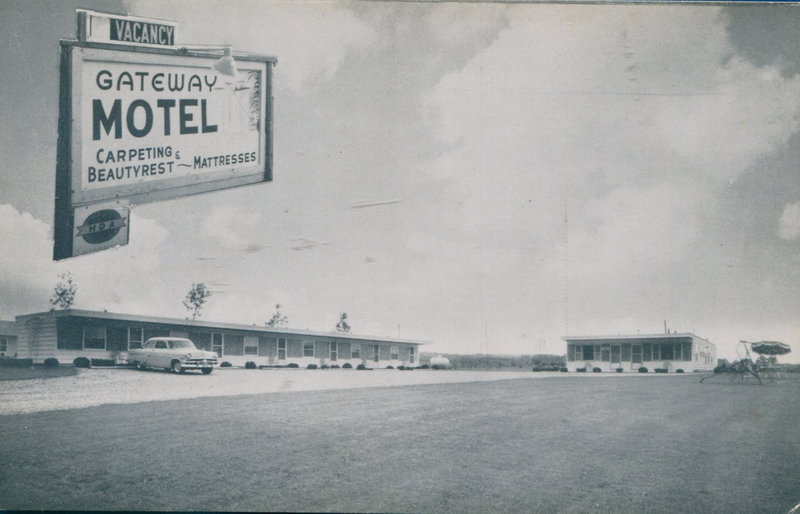 Gateway Motel - Vintage Postcard